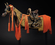 Umayoroi, un'armatura da cavallo del XVIII secolo composta da leggere piastre quadrate di pelle (Raccolte Extraeuropee del Castello Sforzesco, Milano)  