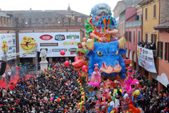 La folla in piazza