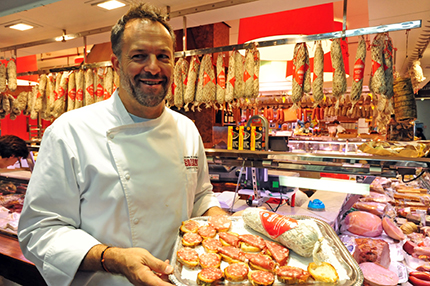 Lione Halles de Lyon, uno stand di salumi. Foto: D. Bragaglia 