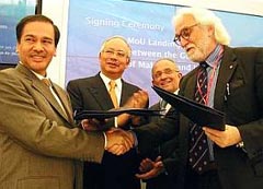 Da sinistra: il ministro malese Chan, il viceministro Najib, Alberto di Benedictis, Ceo di Finmeccanica e Alessandro Bianchi, ministro italiano dei Trasporti