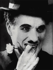 Un primo piano di Charlie Chaplin