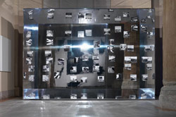 Chiara Dynys, laminati specchianti e fotografie in bianco e nero (Courtesy Galleria De Crescenzo & Viesti, Roma)
