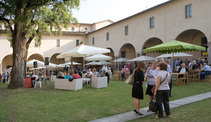 Che strano mangiare sul prato in città