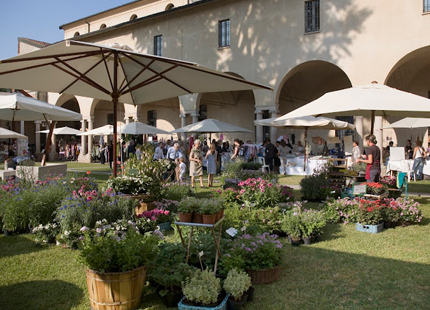 Che strano mangiare sul prato in città