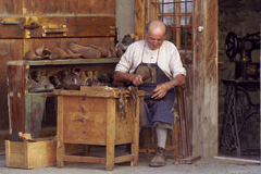 Un ciabattino al lavoro