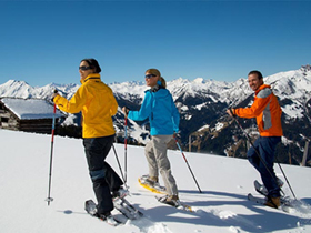 Divertirsi sulla neve con le racchette ai piedi