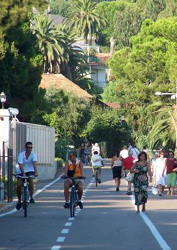 In bici, pattini e a piedi lungo il percorso
