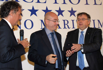 Da sinistra, il conduttore Massimo Giletti e il giornalista Aldo Cazzullo premiato da Andrea Babbi, direttore dell'Enit