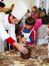 Un maestro pasticciere con i bambini