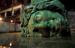 Istanbul La massiccia testa di Medusa alla base di una colonna nella Cisterna Basilica
