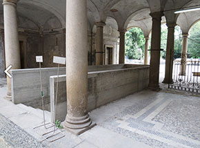 Il portico interno al palazzo