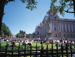 La nuova “voce” di Belfast 1 Giardini di City Hall, il municipio