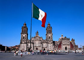Piazza della Costituzione è la principale piazza di Città del Messico. Popolarmente è chiamata el Zócalo