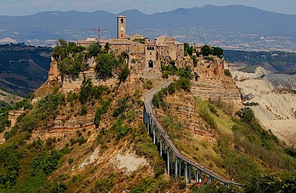 Civita oggi con il ponte di cemento armato inaugurato nel 1965