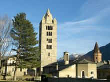 La Collegiata di Sant'Orso risale all'XI Secolo. Secondo la leggenda il santo distribuiva in questo posto vestiti e calzature ai poveri