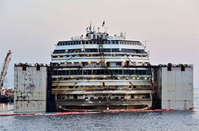 La nave Costa Concordia riemersa al Giglio