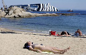 Il relitto della Costa Concordia nel mare dell'Isola del Giglio 