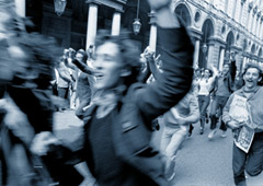 Manifestazione giovanile negli anni della contestazione