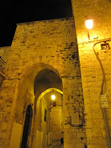 Conversano e le sue dorate luci notturne 