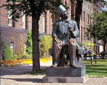 Hans Christian Andersen statue, H.C. Andersens Boulevard (Cees van Roeden)