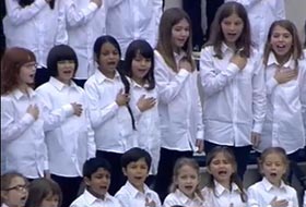 Coro dei bambini che cantano l'inno 'Siam pronti alla vita' ad Expo