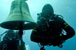 I sommozzatori raggiungono la campana della nave