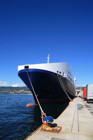 Traghetto turco attraccato in riva Traiana nel porto nuovo di Trieste. <br />