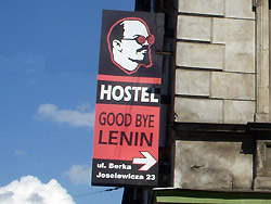 Gioca con l'immagine di Lenin questa indicazione di un ostello