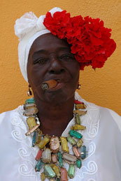 Una donna di Cuba fuma un sigaro con gusto