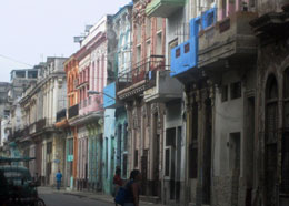 La Habana Passeggiare tra le case colorate nelle vie della vecchia Havana