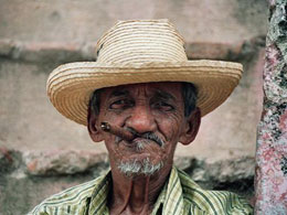 Un autentico cubano con l'immancabile sigaro tra le labbra