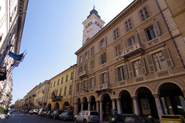 La torre civica in Via Roma