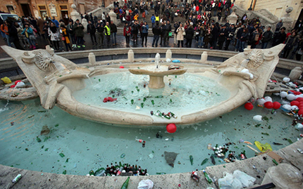 I danni provocati dai tifosi olandesi alla fontana Barcaccia di Roma