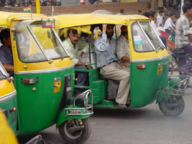 Delhi Tuk-tuk imbottigliati nelle strade di Delhi