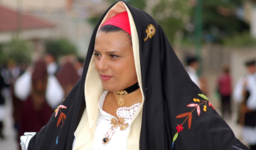 Una donna in abiti tradizionali sardi