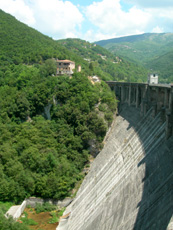 L'alta diga di calcestruzzo che contiene il lago