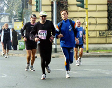 Michele Pavan, a sinistra, con la sua guida alla maratona di Milano di qualche anno fa  