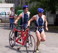 A sinistra, il triatleta Alberto Ceriani