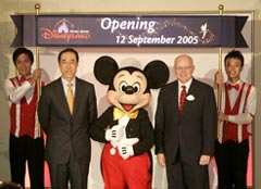 Da sinistra: Henry Tang, Financial Secretary del governo di Hong Kong e Don Robinson, group managing director di Disneyland
