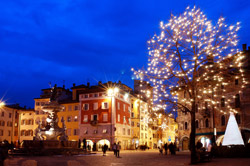 Luminarie in Piazza Duomo (Archivio ApT Trento, Monte Bondone, Valle dei Laghi: foto di R. Magrone)