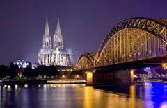 Notte a Colonia, con il duomo sullo sfondo e l'höenzollernbrücke illuminato