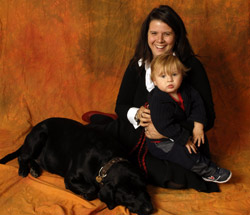 Francesca Sassoli insieme al suo bambino e al loro cane