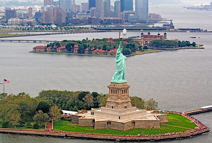 La Statua della Libertà e alle spalle Ellis Island