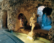 Giochi d'acqua a Villa Litta 3 L'emiciclo delle grotte artificiali