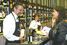 Enoteca al Salone del gusto del 2002 (foto: Archivio Slow Food)