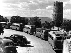 Fred Harvey pullman turistici parcheggiati di fronte al Desert View Watchtower, circa 1938, Grand Canyon National Park