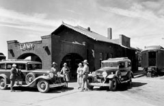 Automobili dell' Harvey Indian Detour in attesa dell'arrivo del treno, 1930 circa, Palace of the governors