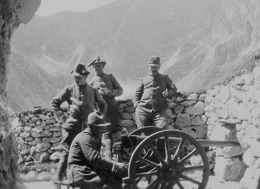 Pezzo di artiglieria da 42 mm a forcella Regana (m. 2403) con ufficiali del battaglione Val Cismon. Giugno-luglio 1916
Foto: Paolo Monelli