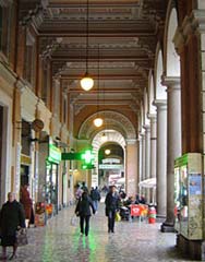 I portici caratteristici della piazza cuore dell'Esquilino