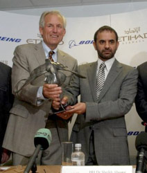 La firma dell'accordo tra Etihad e Boeing